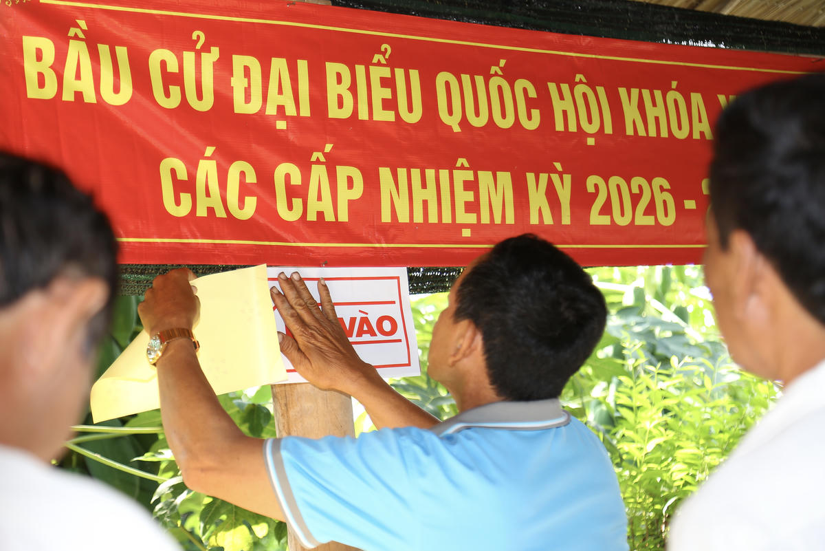 Người dân tham gia cùng chính quyền địa phương trang trí, chuẩn bị điểm bỏ phiếu. Ảnh: Thanh Tiến.