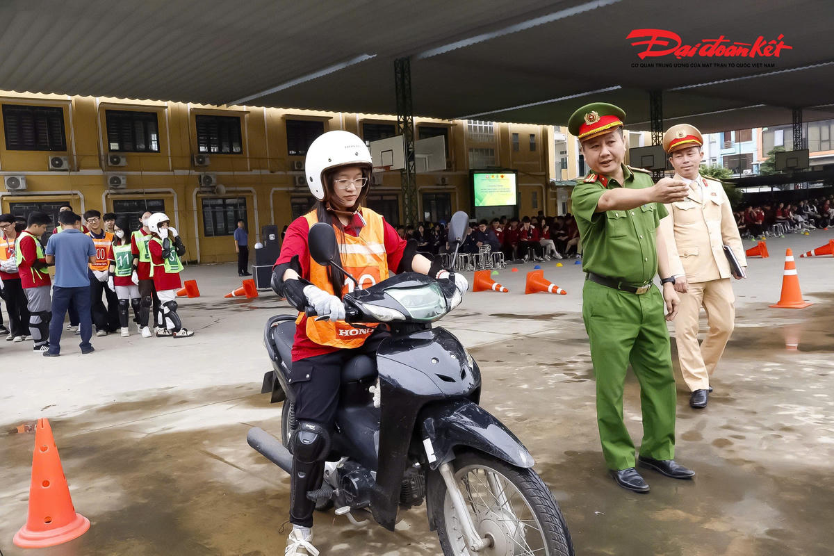Trung tá Lưu Tuấn Dũng, cán bộ Công an phường Hà Đông, đã giới thiệu những nội dung cơ bản của Luật Trật tự, an toàn giao thông đường bộ như quy định về độ tuổi điều khiển phương tiện, quy tắc tham gia giao thông, quy định về tốc độ, tín hiệu đèn giao thông và các nguyên tắc nhường đường cho xe ưu tiên.