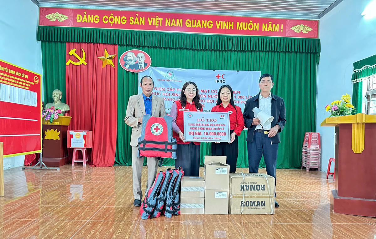 Hội Chữ thập đỏ tỉnh Bắc Ninh hỗ trợ trang thiết bị cho đội xung kích phòng chống thiên tai cấp xã trên địa bàn tỉnh.&nbsp;