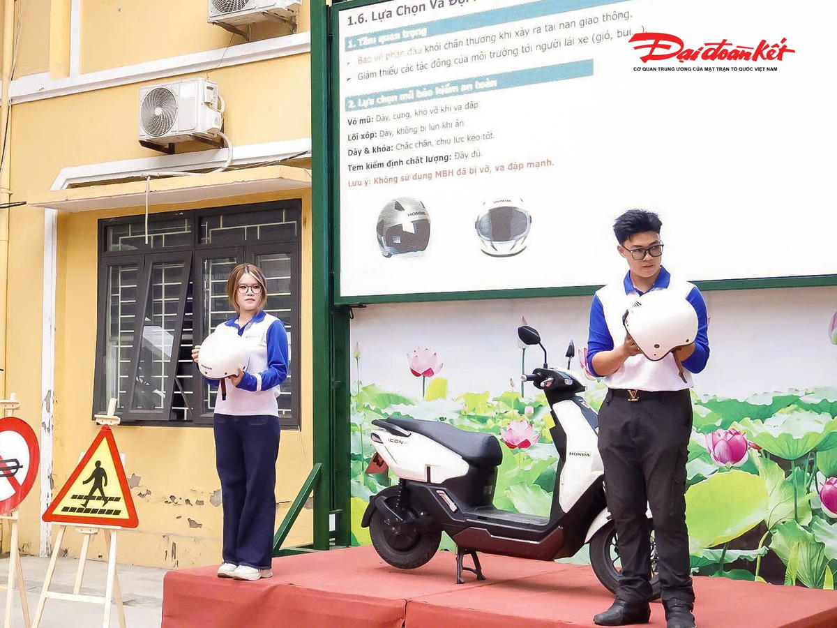 Các em được phổ biến những quy định quan trọng của pháp luật, đồng thời được thông tin về mức xử phạt vi phạm hành chính trong lĩnh vực giao thông đường bộ đối với các hành vi vi phạm phổ biến ở lứa tuổi thanh thiếu niên.