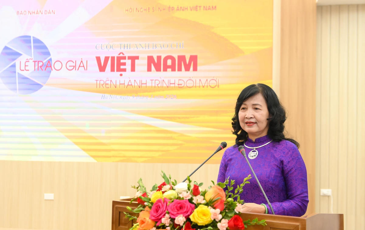 Bà Trần Thị Thu Đông, Chủ tịch Hội Nghệ sĩ Nhiếp ảnh Việt Nam.