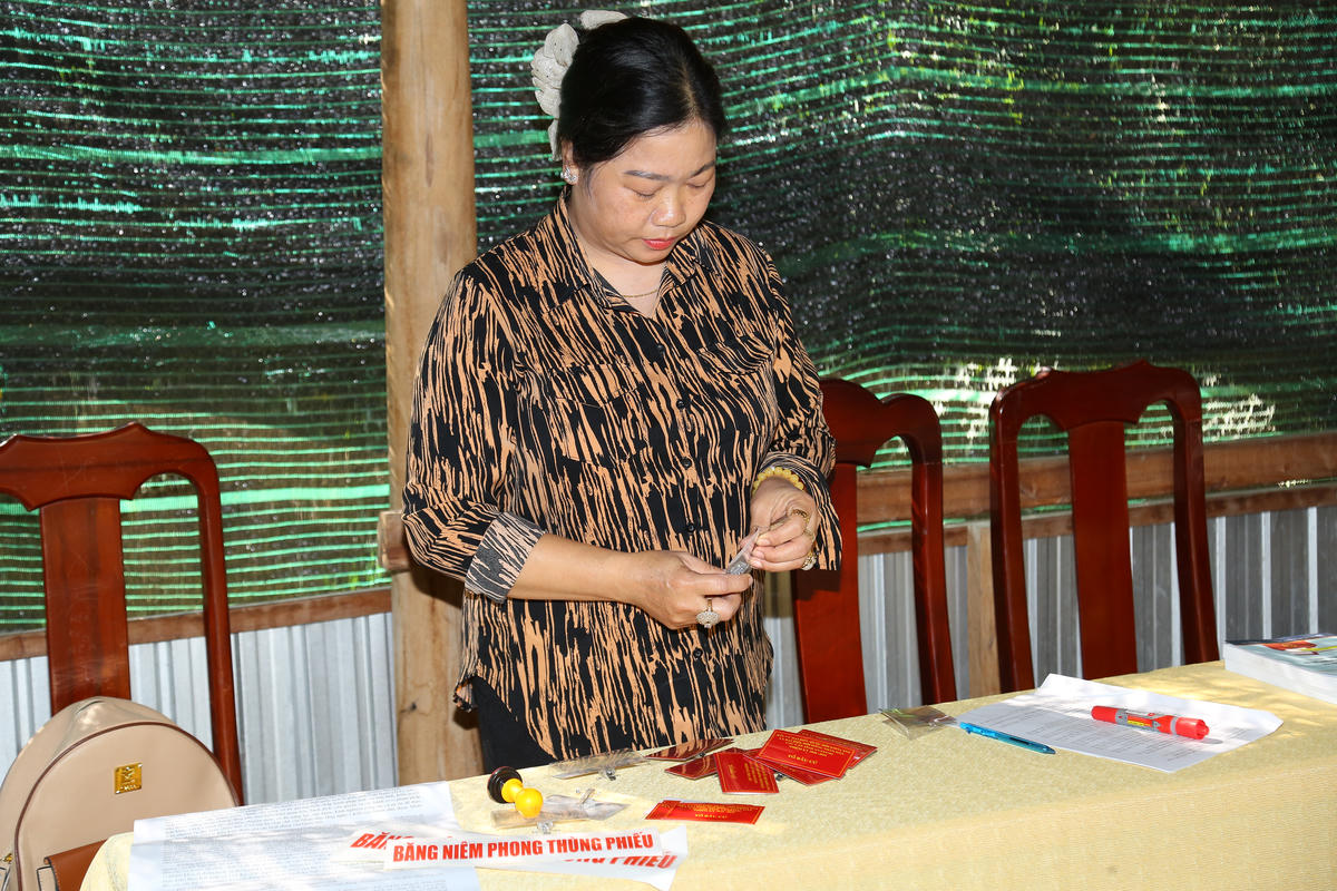 Bà Phạm Thị Hồng Thắm - Chi hội trưởng Chi hội phụ nữ ấp Bình An (xã Vĩnh Bình) tham gia chuẩn bị điểm bỏ phiếu. Ảnh: Thanh Tiến