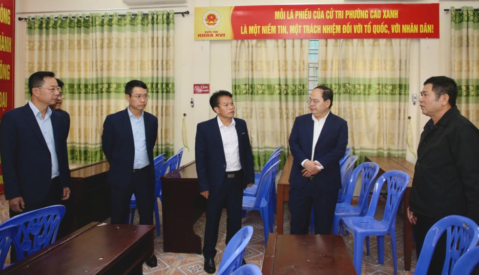 Bí thư Tỉnh ủy Quảng Ninh Quản Minh Cường kiểm tra công tác chuẩn bị bầu cử tại khu vực bỏ phiếu số 8, phường Cao Xanh. Ảnh: QMG