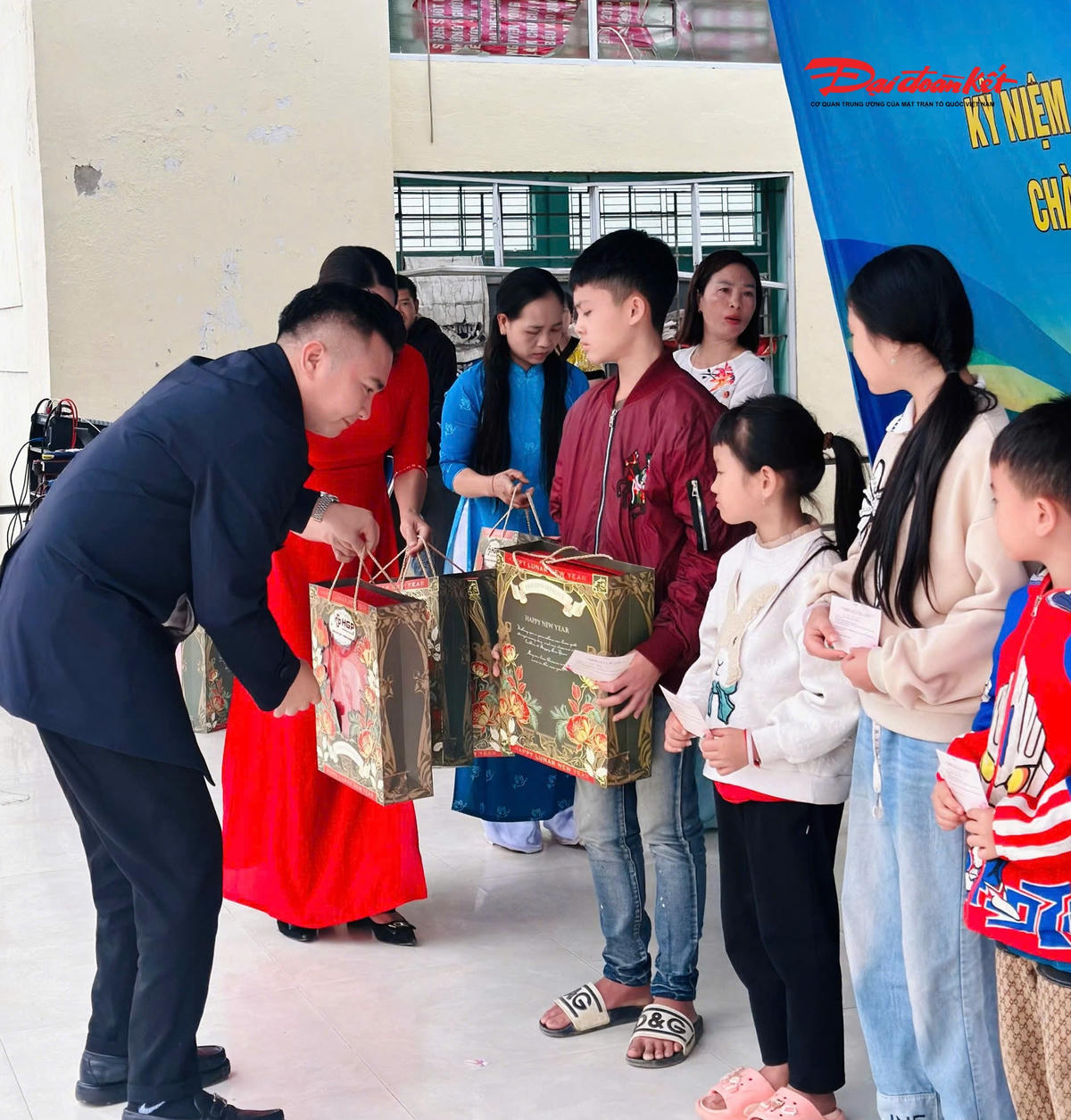 Ông Hoàng Nguyễn Trọng Dũng - Chủ tịch HĐQT, Tổng Giám đốc Hoàng Gia Phát Group tặng quà cho các em nhỏ có hoàn cảnh khó khăn tại chương trình. Ảnh: MD