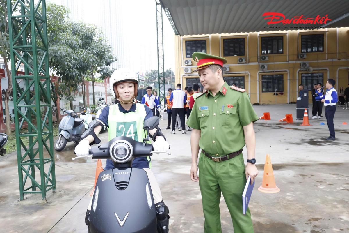 Đồng thời, Trung tá Lưu Tuấn Dũng cũng&nbsp;hướng dẫn học sinh kỹ năng quan sát, chuyển hướng, tránh – vượt an toàn và phân tích những lỗi vi phạm thường gặp trong lứa tuổi học sinh, thanh thiếu niên. Qua đó giúp các em nhận thức rõ hậu quả pháp lý cũng như nguy cơ tai nạn giao thông khi không chấp hành nghiêm các quy định.