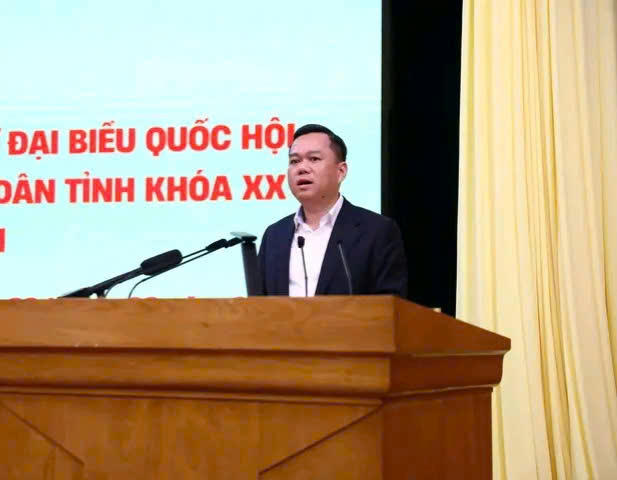 Ông Đỗ Hùng Đức, Ủy viên Ban Chấp hành Đảng bộ tỉnh, Bí thư Đảng ủy phường Minh Xuân trình bày chương trình hành động tại hội nghị.