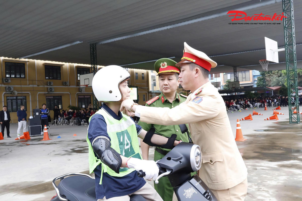 CSGT hướng dẫn học sinh cách đội và sử dụng mũ bảo hiểm đúng quy cách khi tham gia giao thông bằng xe máy, xe máy điện, giúp nâng cao ý thức chấp hành pháp luật và bảo vệ an toàn cho bản thân.