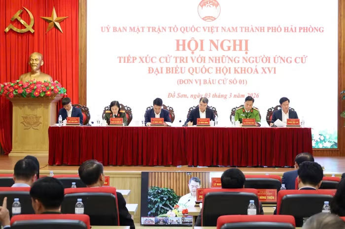 Người ứng cử đại biểu Quốc hội khoá XVI tiếp xúc cử tri tại đơn vị bầu cử số 1, TP Hải Phòng. Ảnh: ĐT.&nbsp;