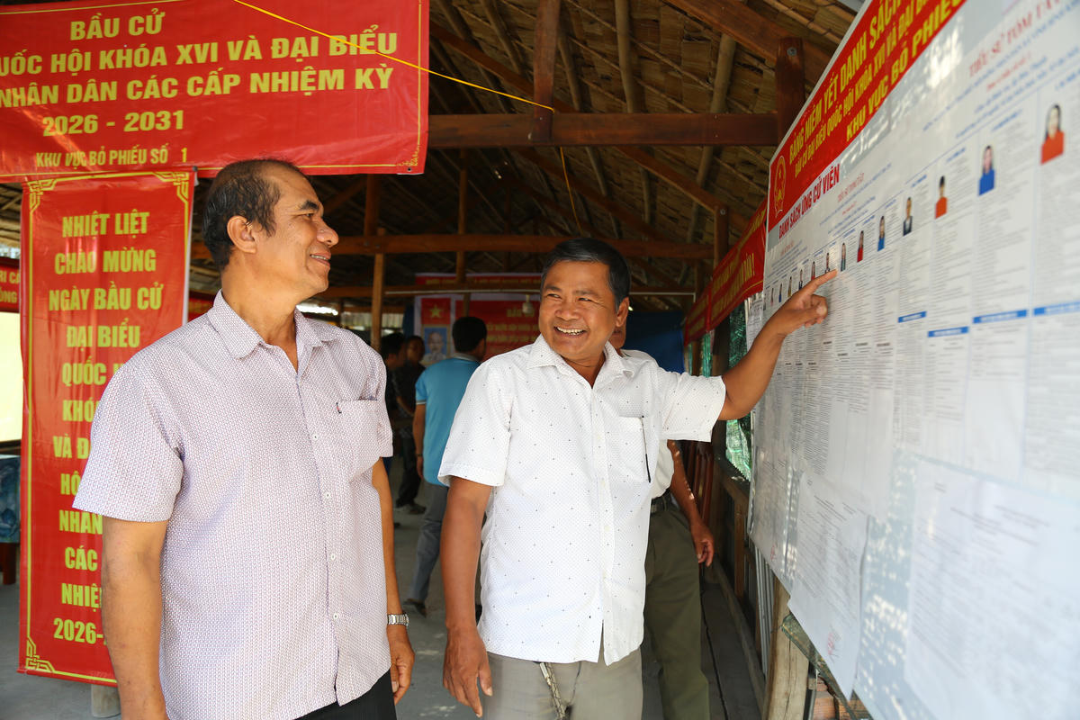 Cử tri tìm hiểu tiểu sử các ứng viên tại địa điểm bỏ phiếu đặt tại nhà ông Danh Tịnh. Ảnh: Thanh Tiến