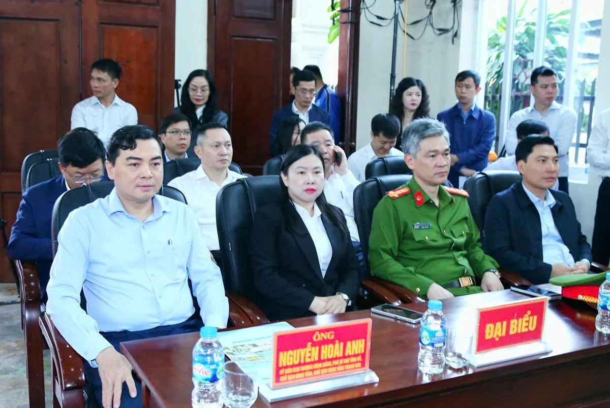 Chủ tịch UBND tỉnh Nguyễn Hoài Anh tại điểm bỏ phiếu số 58 ở nhà văn hóa TDP Bình Minh, phường Hạc Thành. Ảnh: Lê Hợi