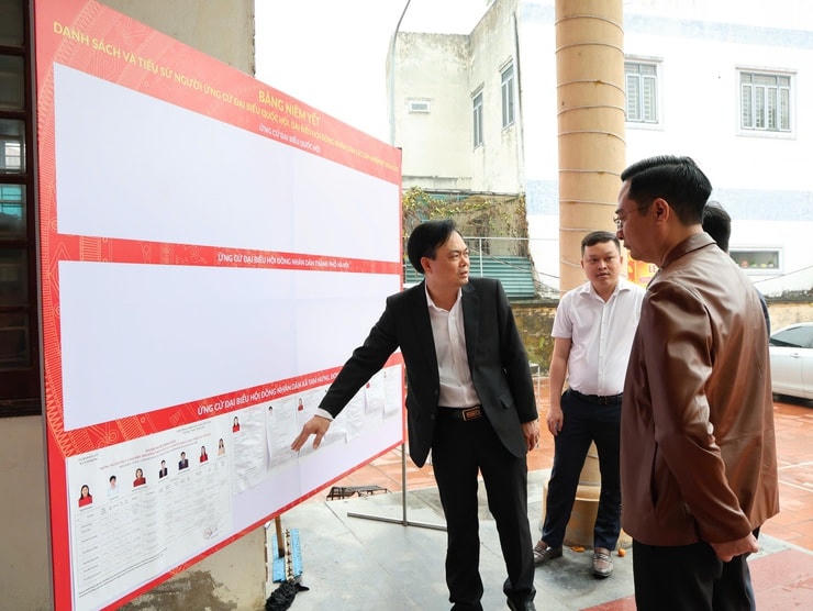 Lãnh đạo xã Tam Hưng kiểm tra công tác chuẩn bị cho bầu cử. Ảnh: ĐP