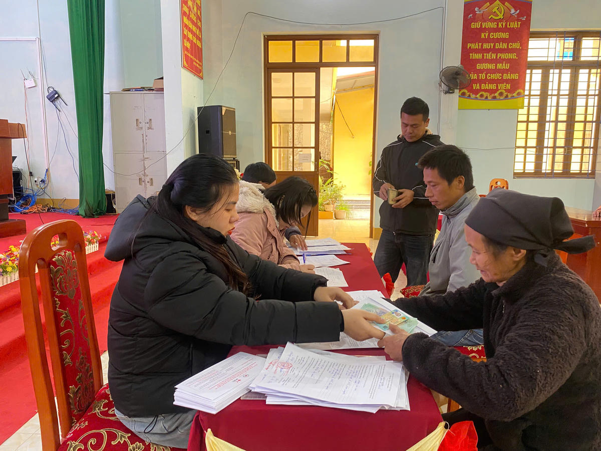 Hội Chữ thập đỏ tỉnh Lạng Sơn tổ chức cấp phát tiền mặt cho các hộ dân.&nbsp;