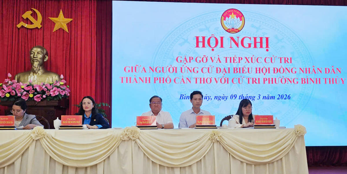 Các ứng viên đại biểu HĐND thành phố Cần Thơ, Khoá XI nhiệm kỳ 2026 - 2031 đơn vị bầu cử số 3 tại buổi gặp gỡ và tiếp xúc với cử tri phường Bình Thuỷ, TP Cần Thơ. Ảnh Tuệ Yên&nbsp;