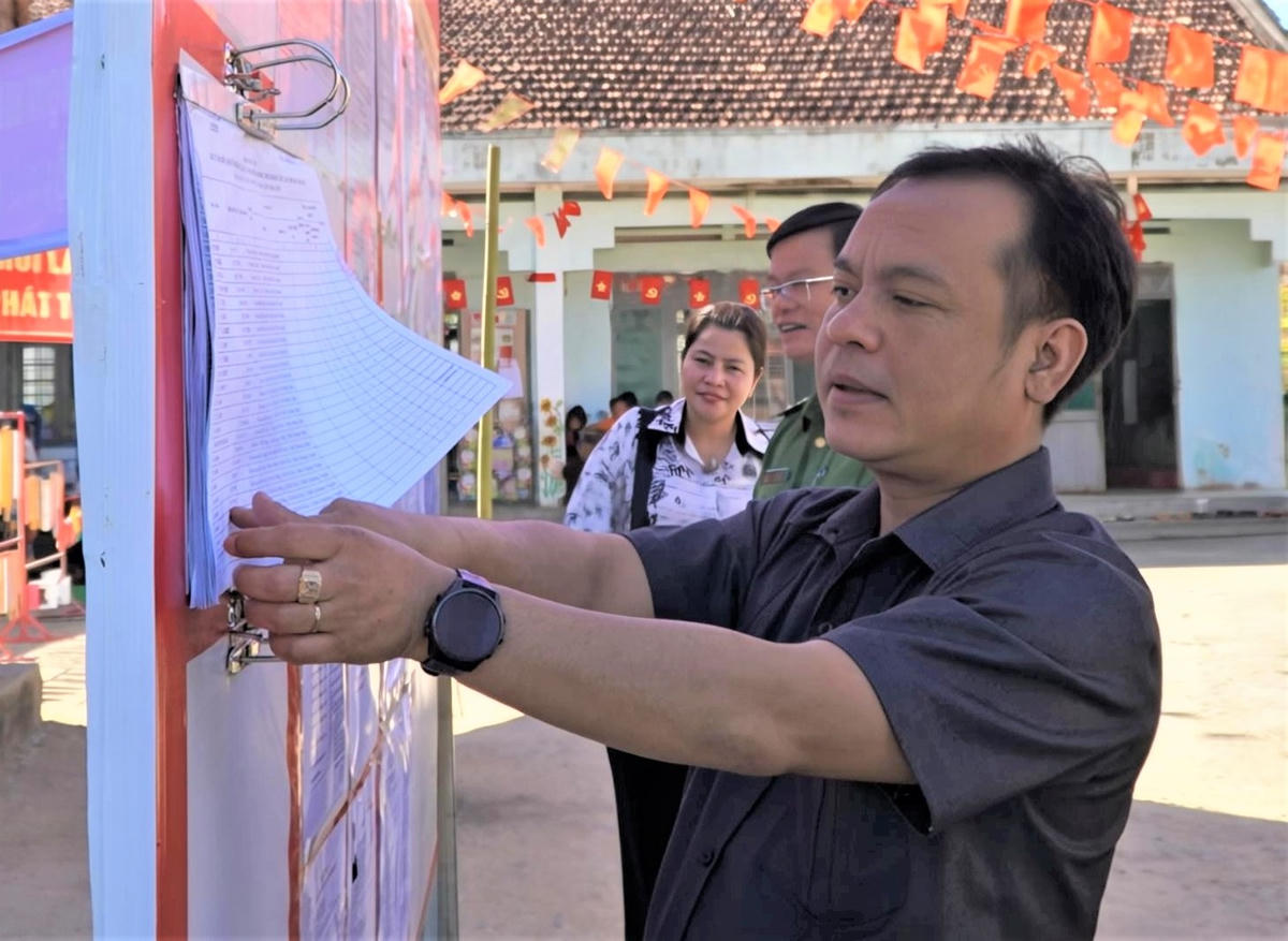 Chủ tịch Ủy ban MTTQ Việt Nam tỉnh Quảng Ngãi U Huấn kiểm tra danh sách niêm yết ứng cử viên ĐBQH khóa XVI và đại biểu HĐND các cấp. Ảnh: CV.