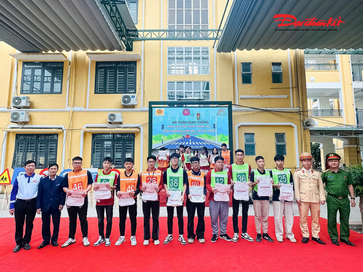 Từ đầu năm 2026 đến nay, Phòng Cảnh sát giao thông đã phối hợp với Công an cấp xã tổ chức 20 buổi tuyên truyền và hướng dẫn kỹ năng lái xe gắn máy, xe máy điện an toàn cho 15.668 học sinh tại các trường THPT và cơ sở giáo dục nghề nghiệp trên địa bàn thành phố, đạt khoảng 16% tổng số trường THPT trên địa bàn Hà Nội.