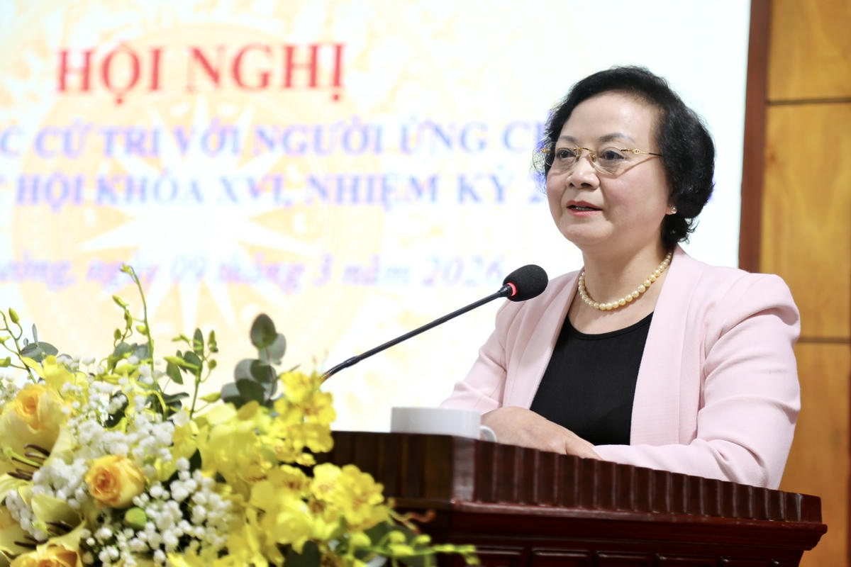 Phó Thủ tướng Phạm Thị Thanh Trà trả lời những câu hỏi của các cử tri. Ảnh: Ngô Hùng.