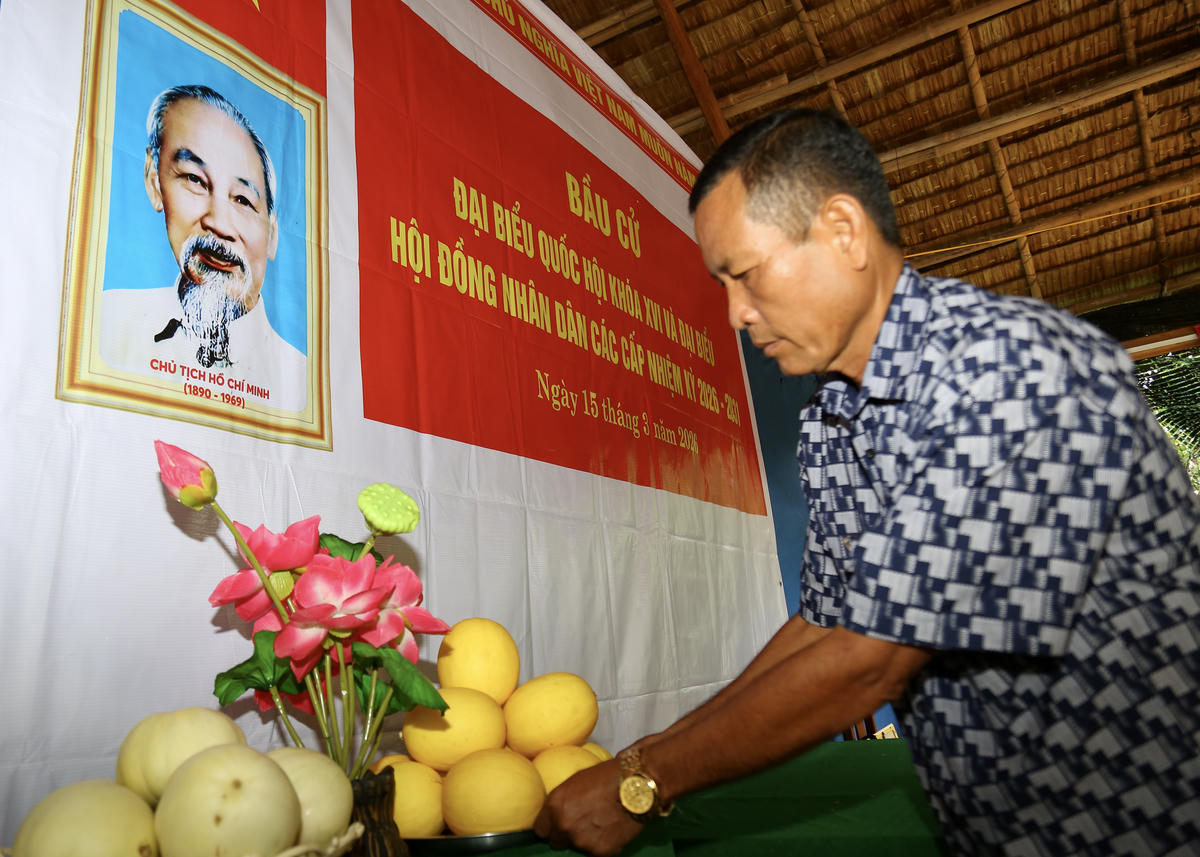 “Tôi rất tự hào khi gia đình được góp phần vào công tác tổ chức bầu cử tại địa phương. Việc bố trí địa điểm tổ chức bầu cử tại nhà tôi giúp cho bà con trong ấp thuận tiện trong việc đi bầu cử. Cử tri chúng tôi mong qua bầu cử, chọn ra những người có đức có tài để phục vụ cho Đảng, Nhà nước và nhân dân”, ông Danh Tịnh (trong ảnh) chia sẻ. Ảnh: Thanh Tiến