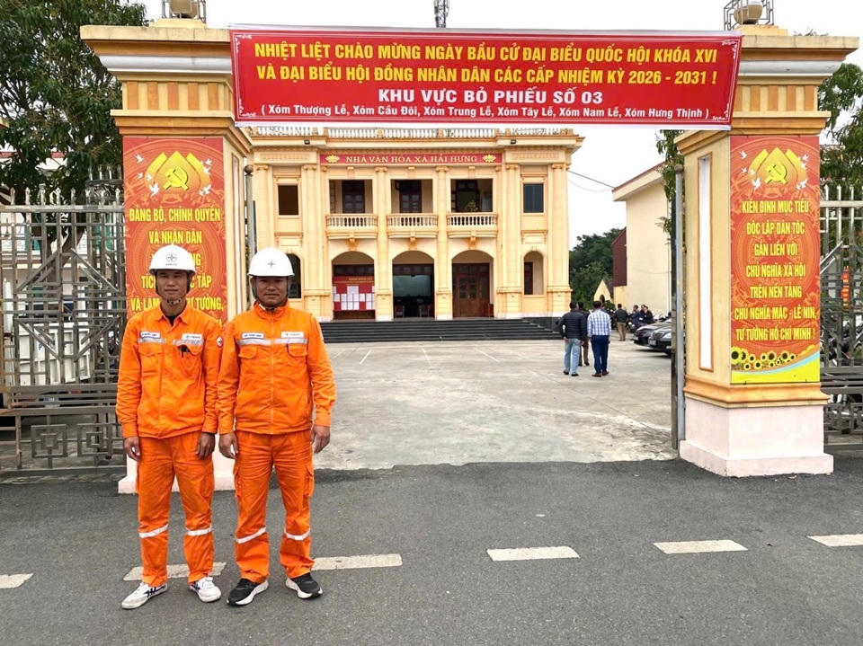 Nhân viên ĐQLĐLKV Hải Hậu - Công ty Điện lực Ninh Bình thực hiện ứng trực tại địa điểm diễn ra bầu cử.