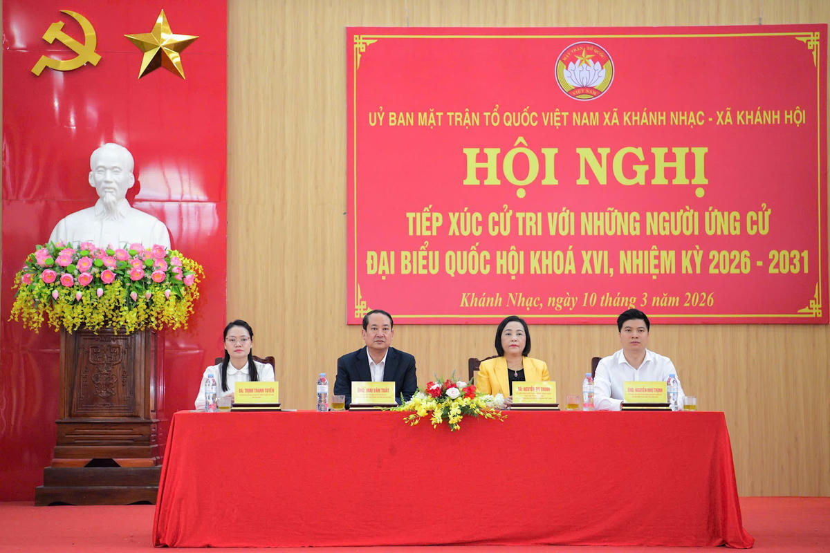 Phó Chủ tịch Quốc hội Nguyễn Thị Thanh và Phó Bí thư Tỉnh ủy, Chủ tịch Ủy ban MTTQ tỉnh Mai Văn Tuất tiếp xúc cử tri xã Khánh Nhạc, Khánh Hội sáng 10/3. Ảnh: Trường Giang.