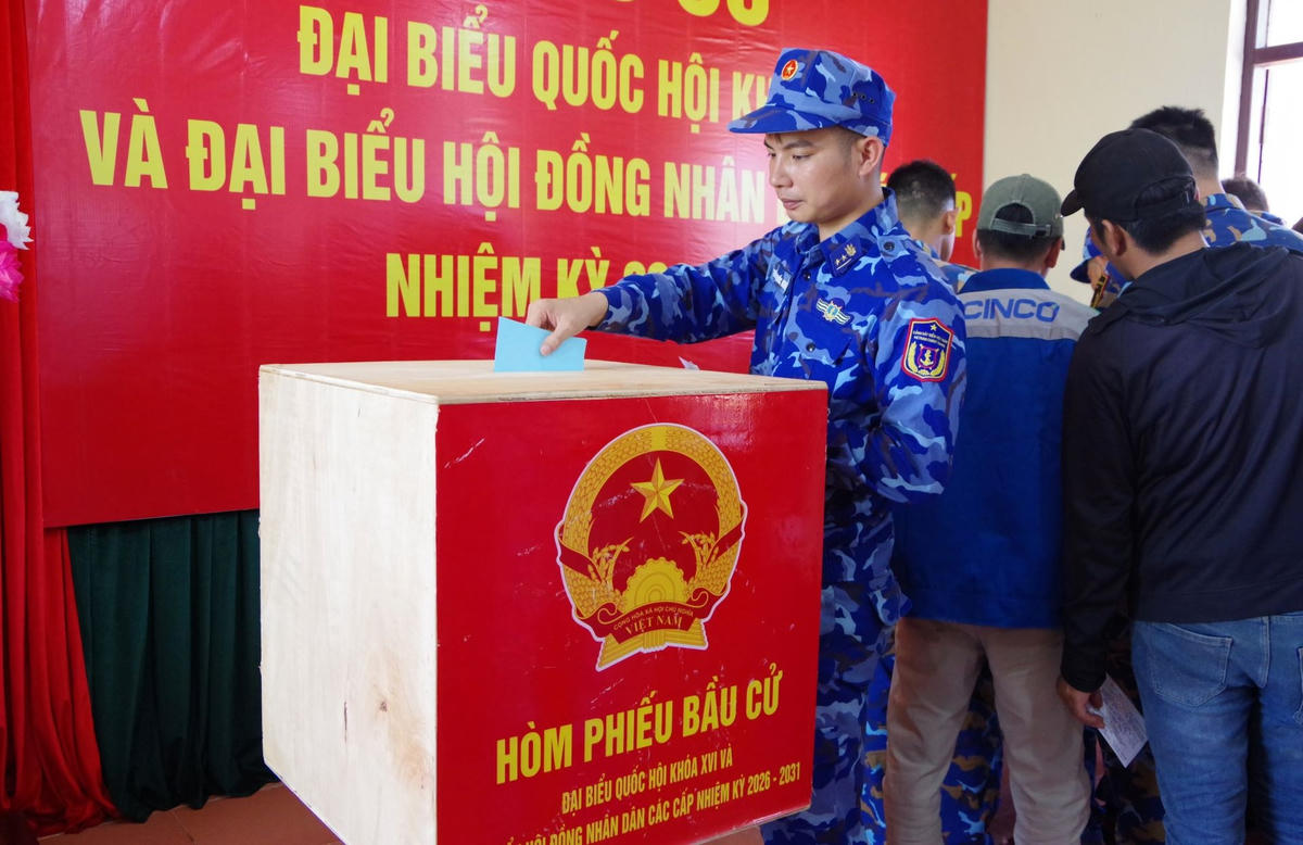 Cán bộ, chiến sĩ tàu CSB 8002 tham gia bầu cử ĐBQH khóa XVI và Đại biểu HĐND các cấp nhiệm kỳ 2026-2031tại Đặc khu Trường Sa. Ảnh: CSB 2.