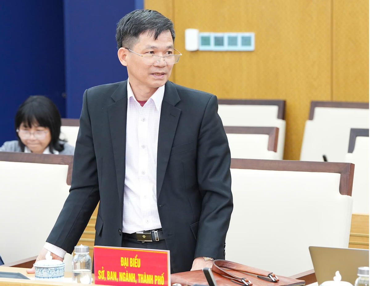 Ông Đỗ Huy Chính, Phó Giám đốc Sở Nội vụ TP Hải Phòng cung cấp thông tin đến cơ quan báo chí. Ảnh: ĐT. 