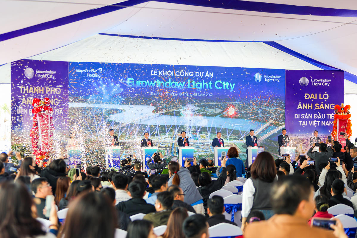 Lãnh đạo tỉnh, đại diện chủ đầu tư, nhà thầu thực hiện nghi thức khởi công dự án. Ảnh: E.H