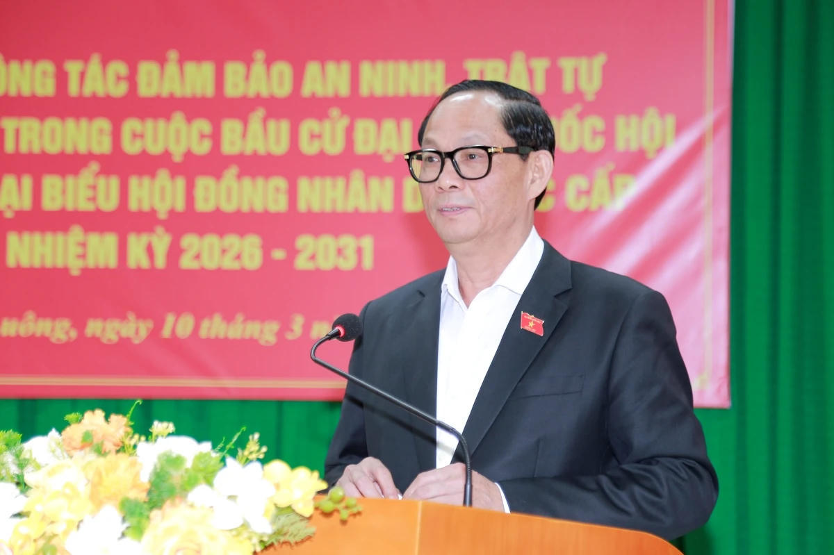 Phó Chủ tịch Quốc hội Trần Quang Phương đánh giá cao sự chủ động của xã Pù Luông trong công tác chuẩn bị bầu cử. Ảnh: Lê Hợi.