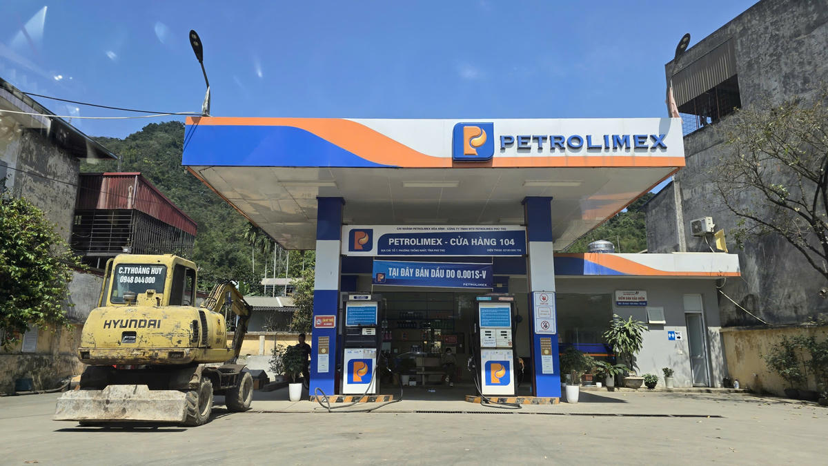 Không có tình trạng chen lấn để mua xăng, dầu tại&nbsp;phường Hòa Bình, Phú Thọ. Ảnh: Thông Chí