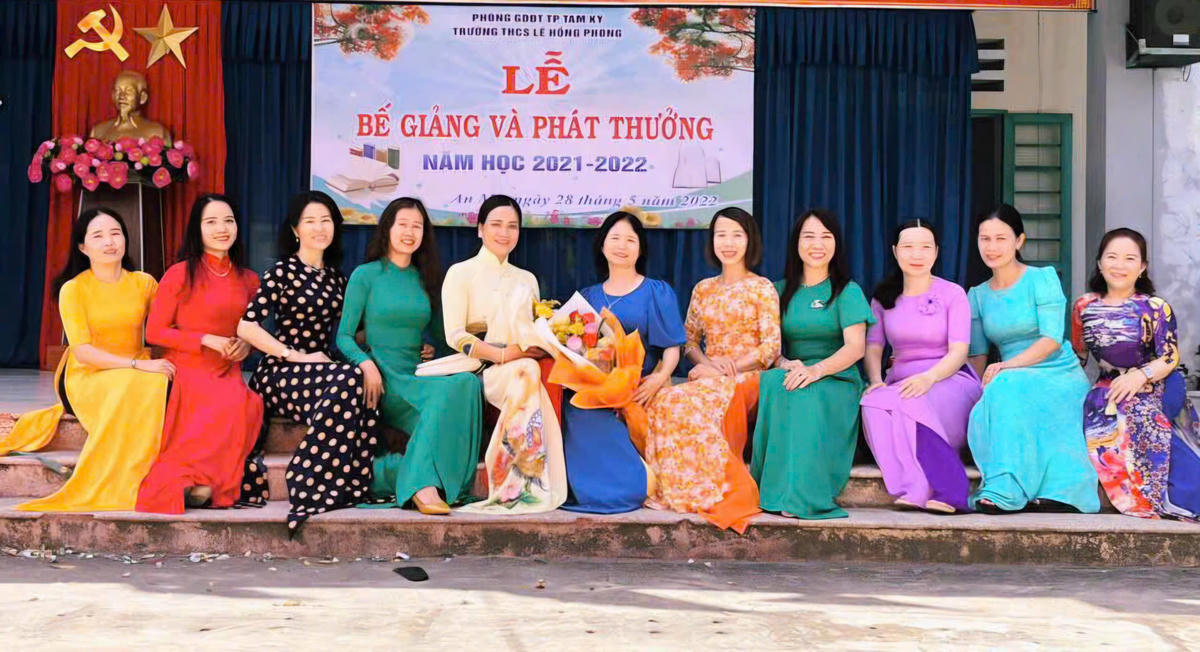 Cô Huỳnh Thị Ánh Nguyệt (bên trái, cầm hoa) cùng các giáo viên nhà trường. Ảnh: CV.