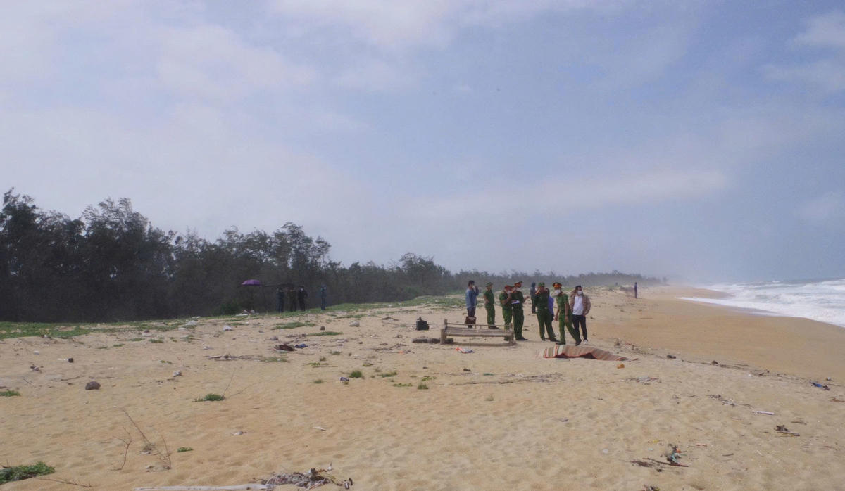 Khu vực nơi phát hiện thi thể nạn nhân trôi dạt dạt vào bờ biển Quảng Ngãi. Ảnh: CV.