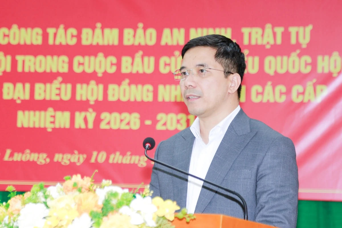 Phó Bí thư Thường trực Tỉnh ủy Nguyễn Hồng Phong tiếp thu các ý kiến chỉ đạo. Ảnh: Lê Hợi.