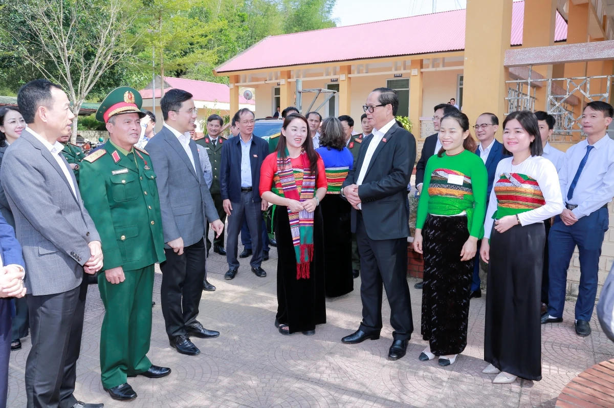 Phó Chủ tịch Quốc hội Trần Quang Phương trao đổi với cử tri thôn Tân Thành, xã Pù Luông. Ảnh: Lê Hợi.