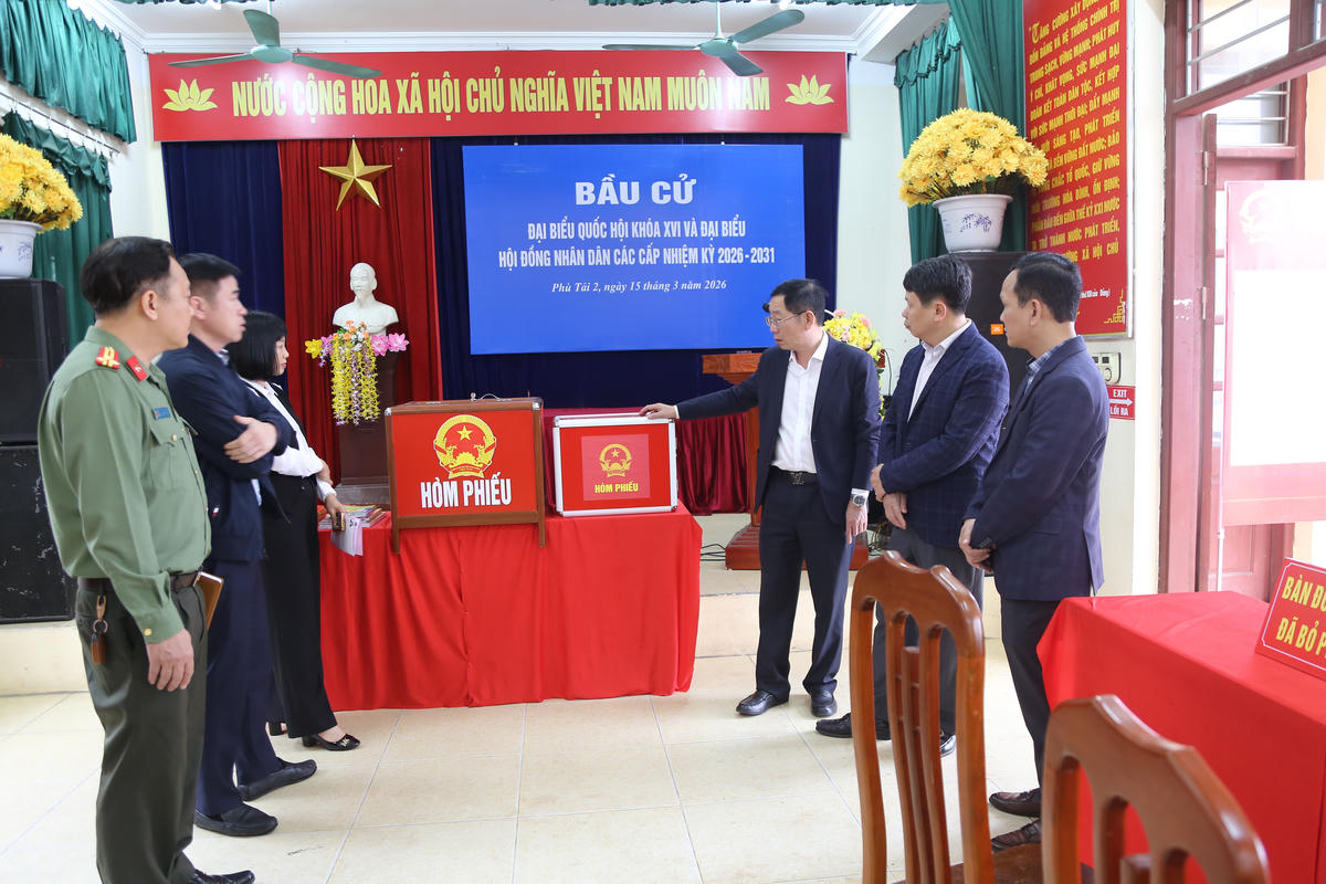 Lãnh đạo TP Hải Phòng kiểm tra khu vực bỏ phiếu thuộc xã Nam Thanh Miện. Ảnh: NH. 