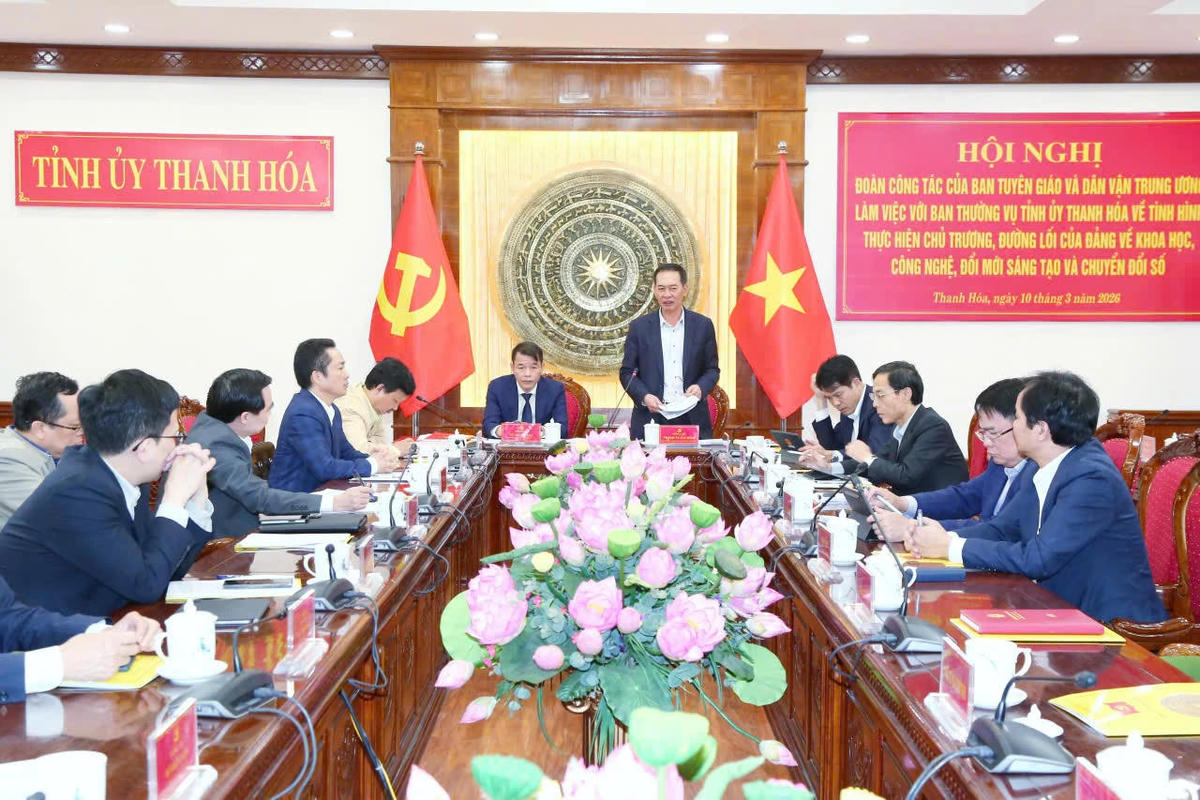 Phó Trưởng ban Tuyên giáo và Dân vận Trung ương Vũ Thanh Mai và Phó Bí thư Tỉnh ủy, Chủ tịch Ủy ban MTTQ tỉnh Trịnh Tuấn Sinh chủ trì hội nghị. Ảnh: Quốc Hương.. 