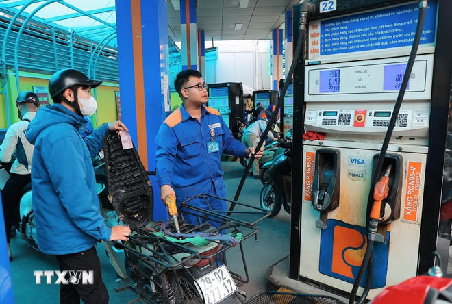 Mua, bán xăng tại điểm kinh doanh xăng, dầu Petrolimex. (Ảnh: Trần Việt/TTXVN)