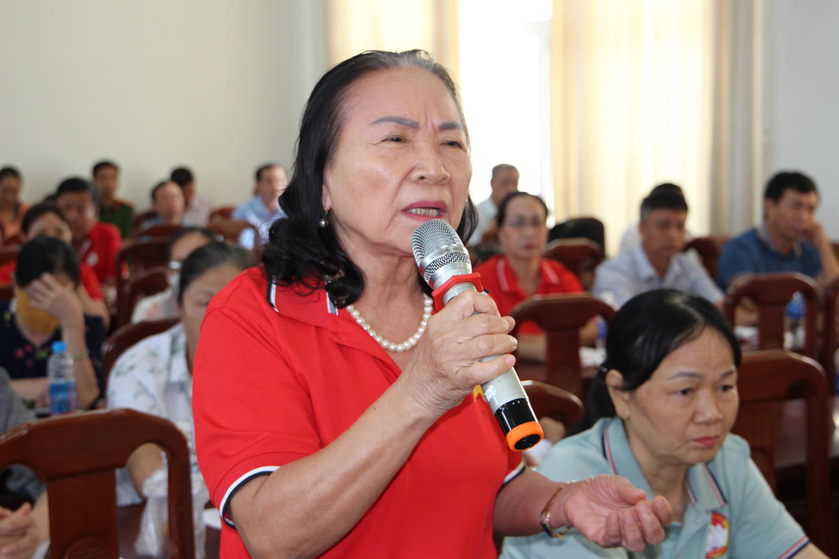 Cử tri Ngô Thị Uyên hy vọng, với sự tham gia của các đại biểu trúng cử, đời sống của nhân dân sẽ được phát triển tốt hơn. Ảnh: Q.Đ.