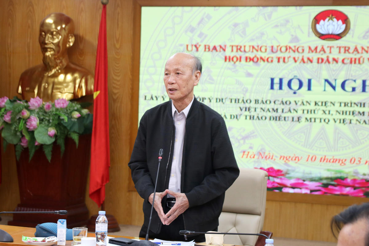 GS.TS Trần Ngọc Đường - Chủ nhiệm Hội đồng tư vấn về Dân chủ và Pháp luật UBTƯ MTTQ Việt Nam&nbsp;phát biểu tại Hội nghị.