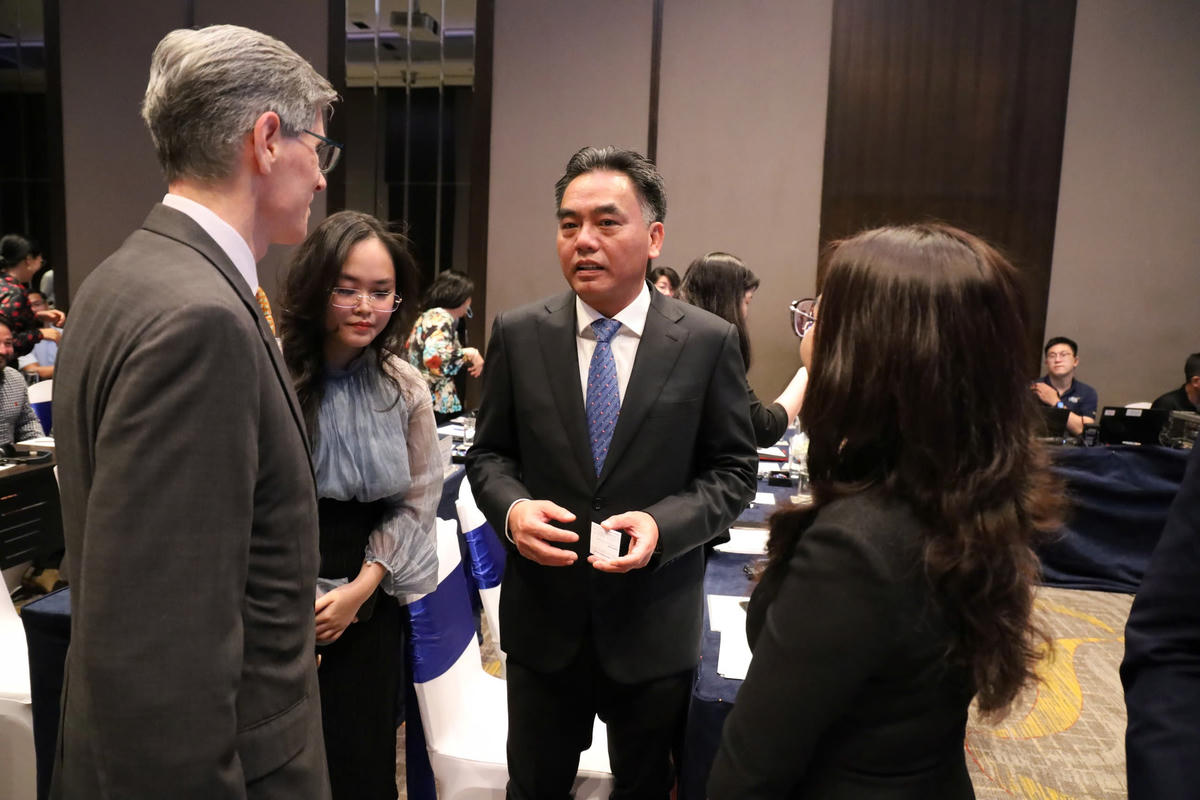 Lãnh đạo UBND TP Hồ Chí Minh gặp gỡ, trao đổi với các nhà đầu tư ngoại. Ảnh: P.Q.