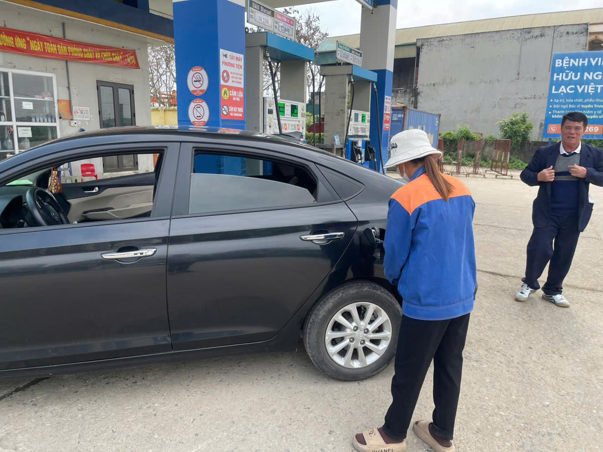 Không có hiện tượng hạn chế lượng xăng tại các cây xăng tại xã Bình Xuyên - Phú Thọ. Ảnh: L.H
