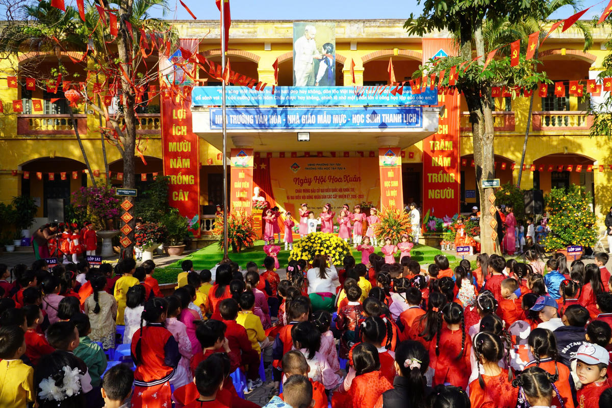 Ngày hội hoa Xuân diễn ra tại Trường Tiểu học Tây Tựu A (Hà Nội) sáng 10/3.