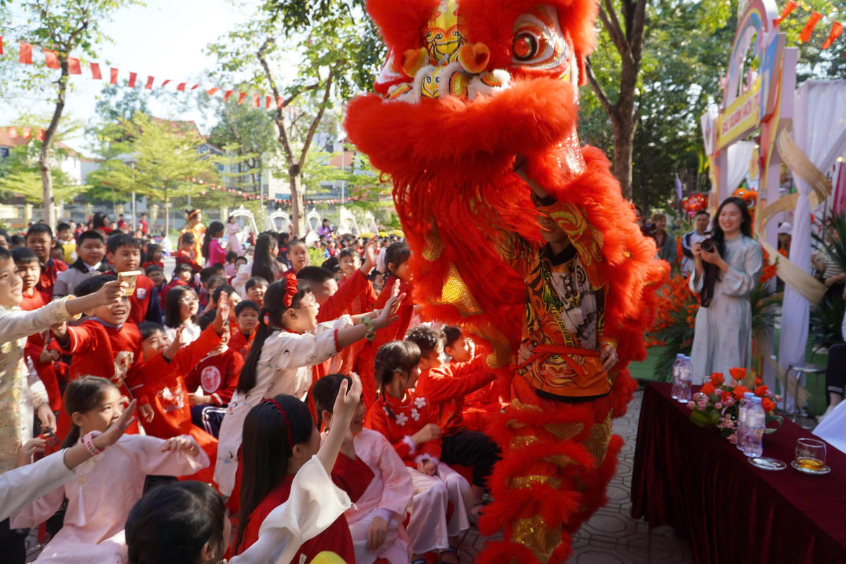 Học sinh Tây Tựu trải nghiệm nghề truyền thống tại Ngày hội hoa Xuân