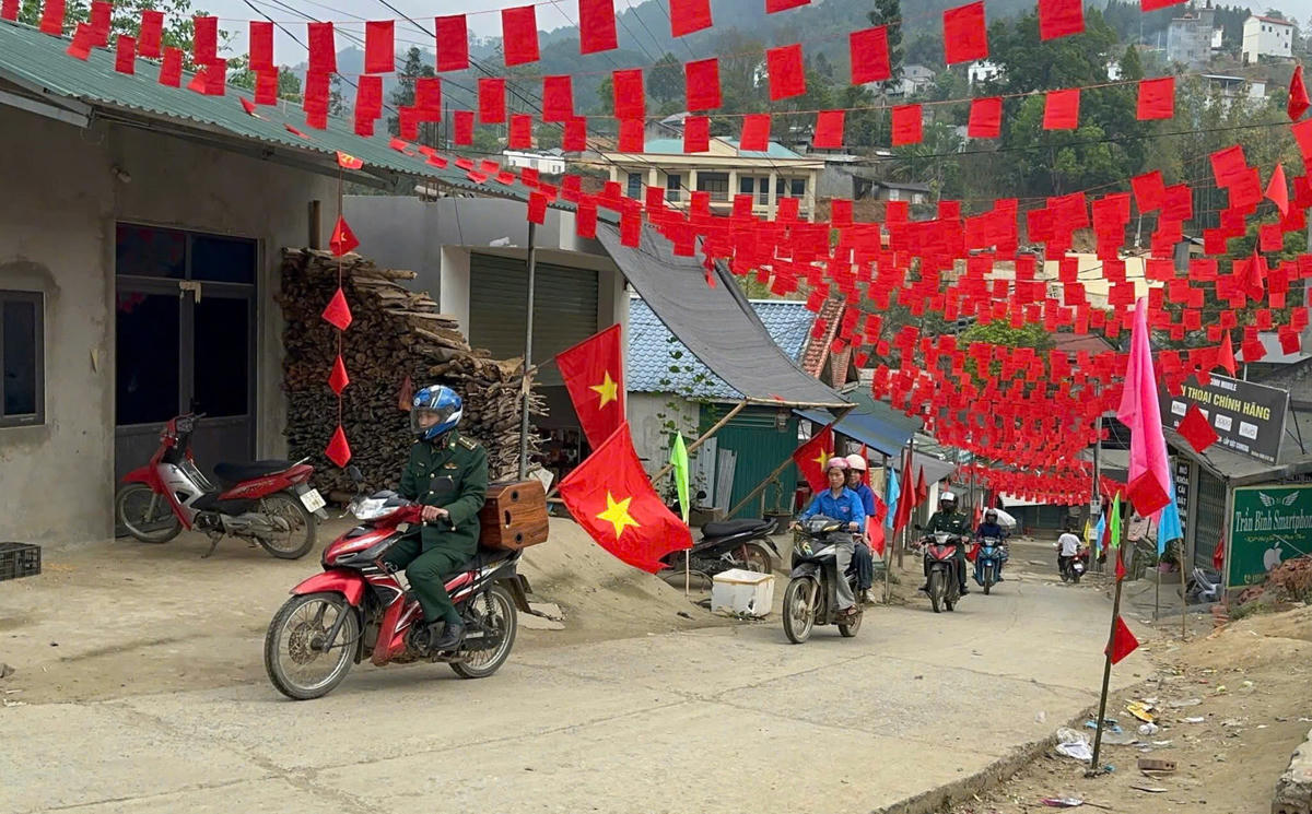 Cán bộ biên phòng và ban ngành, đoàn thể xã Mù Cả đi tuyên truyền lưu động về bầu cử.&nbsp;Ảnh: Sa Mộc Đá.