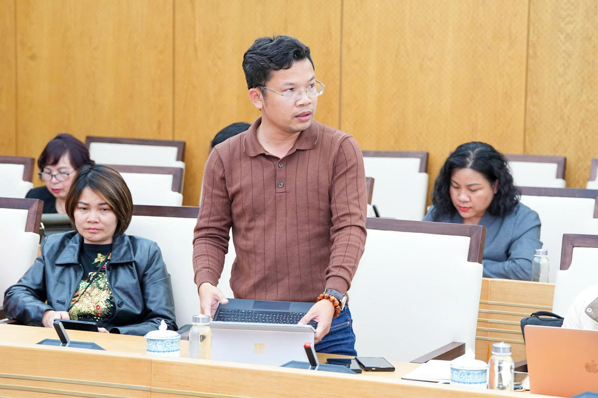 Các phóng viên đặt câu hỏi với Uỷ ban bầu cử TP Hải Phòng. Ảnh: PT. 