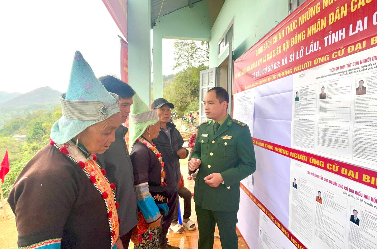 Thiếu tá Nguyễn Duy Khánh, Chính trị viên phó Đồn Biên phòng Vàng Ma Chải tuyên truyền bầu cử tới nhân dân bản Sì Choang, xã Sì Lở Lầu.&nbsp;Ảnh: Sa Mộc Đá.