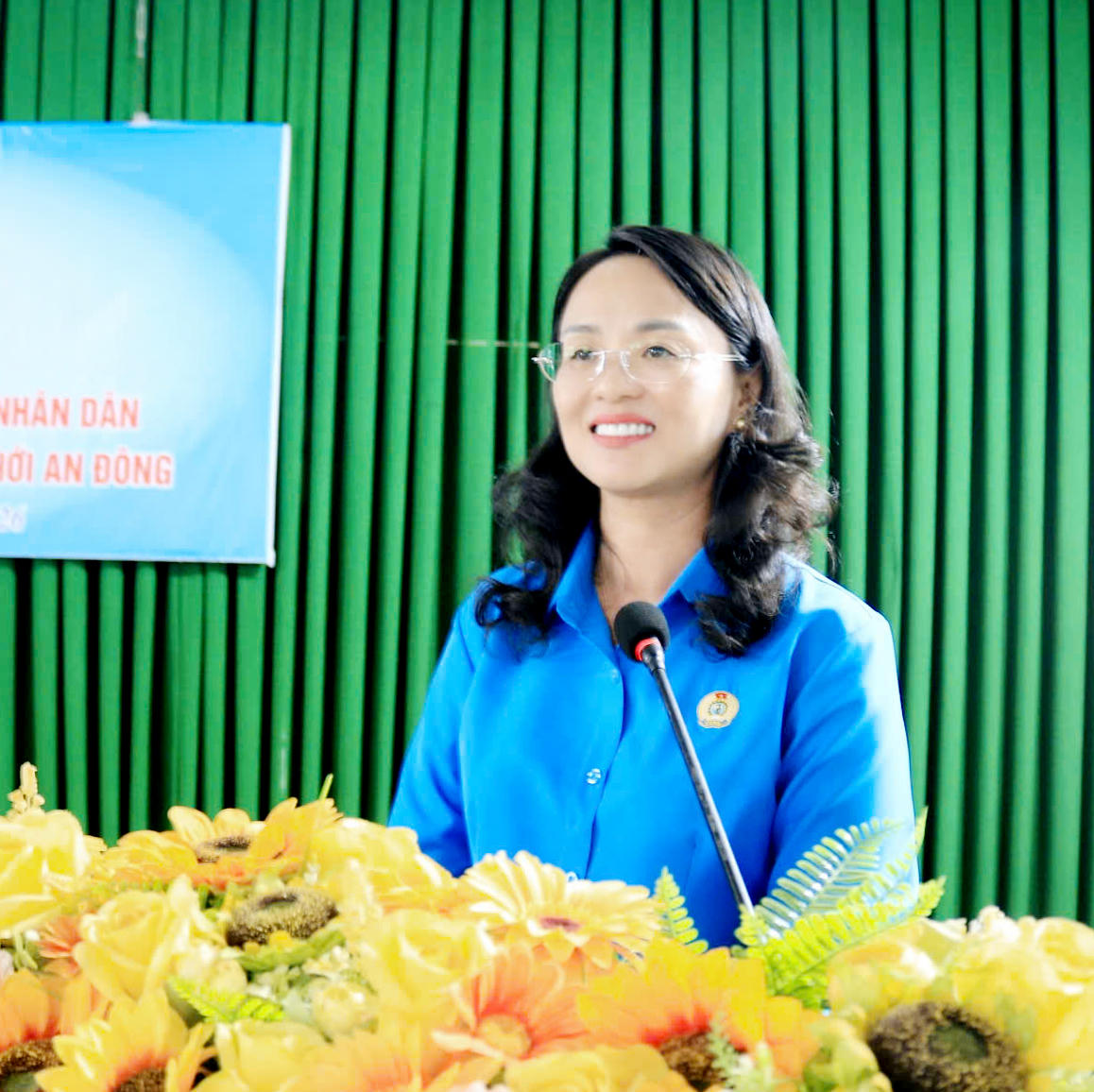 Ứng viên Lê Thị Sương Mai thông tin về chương trình hành động của mình trước cử tri phường Thới An Đông.