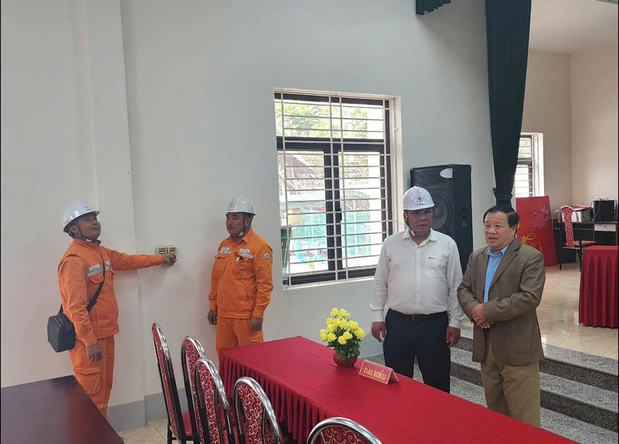 Lãnh đạo Công ty Điện lực Sơn La kiểm tra tình hình đảm bảo cấp điện khu vực bầu cử tại Nhà văn hóa Tổ 3 Chiềng Lề, phường Tô Hiệu, tỉnh Sơn La.