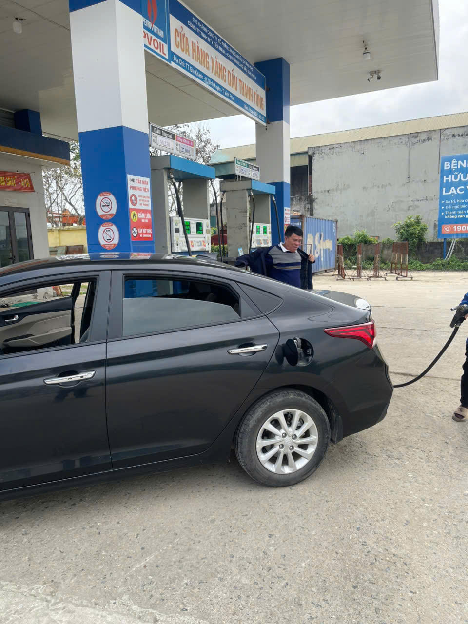 Ghi nhận ngày 10/3 tại cây xăng tại Khu công nghiệp Bá Thiện 1, Phú Thọ khá vắng người đến đổ xăng. Ảnh: L.H