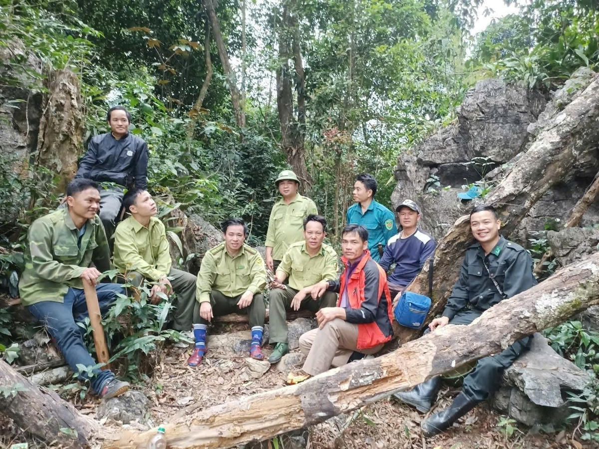 Cán bộ kiểm lâm tham gia tuần tra rừng bên trong khu bảo tồn thiên nhiên Pù Luông.