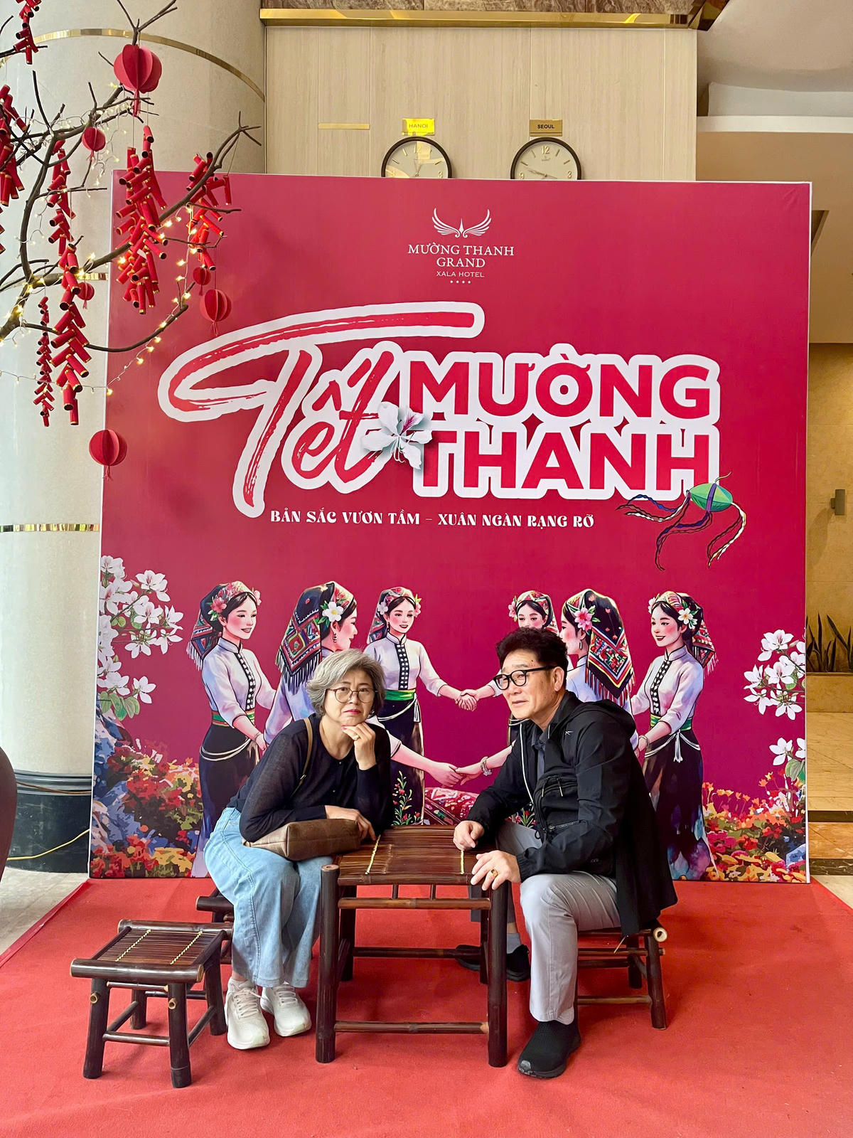 Du khách hào hứng chụp hình lưu niệm tại các điểm trang trí Tết Mường Thanh.