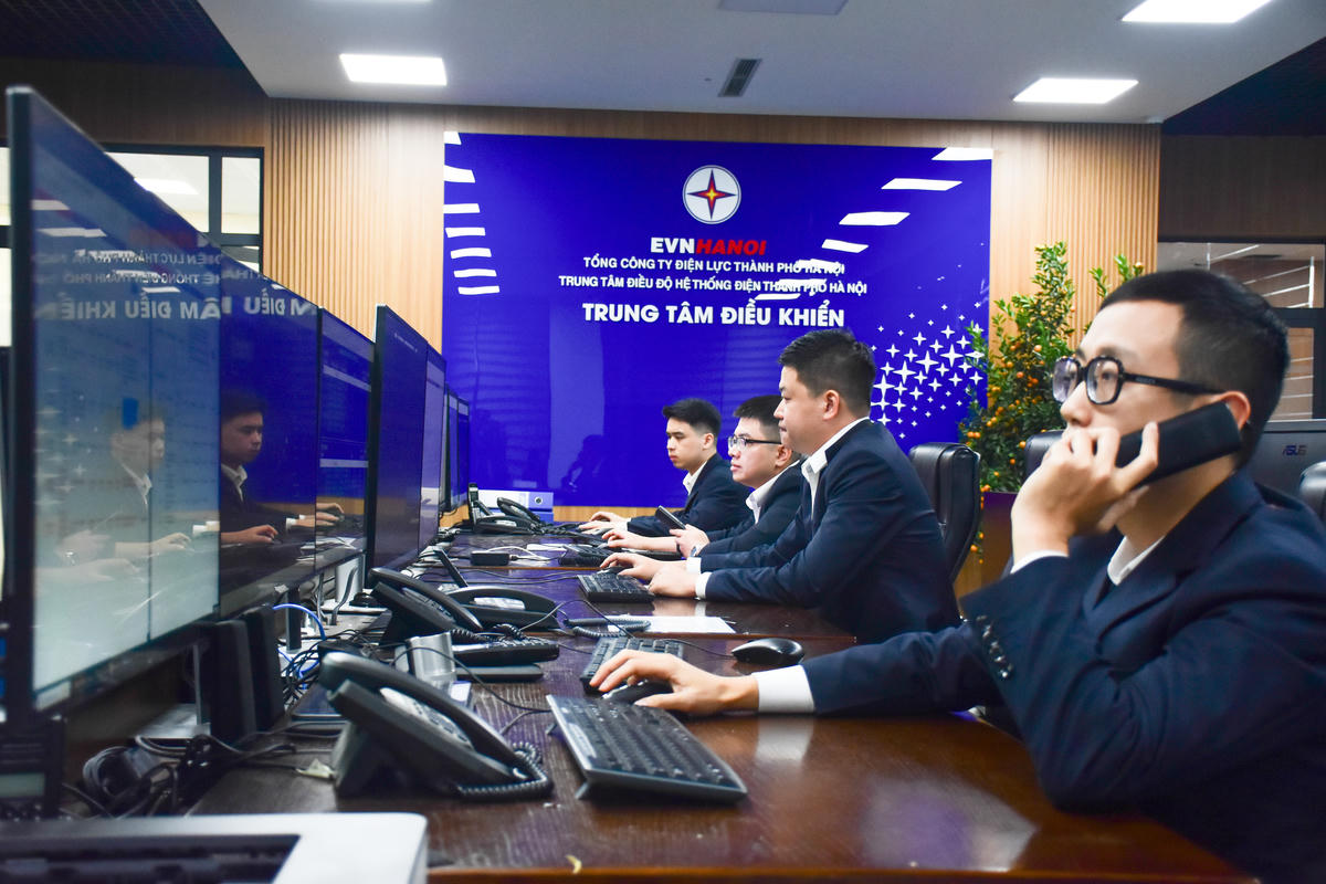 Đồng thời theo dõi, giám sát vận hành lưới điện 24/24 giờ